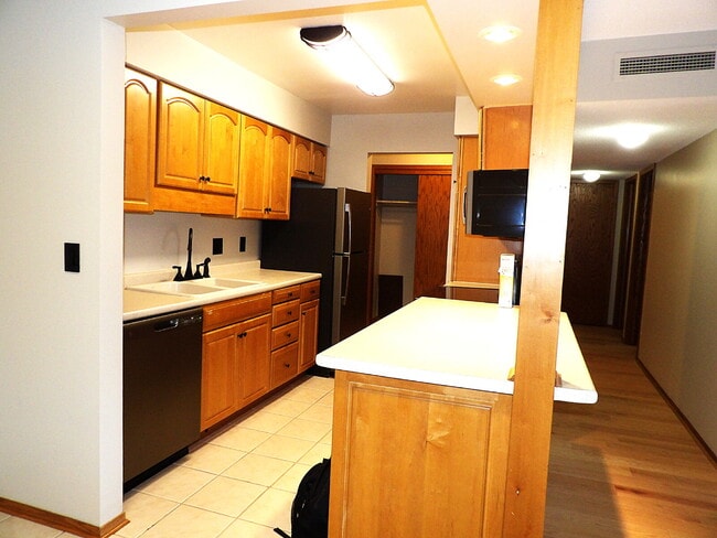 Beautiful 2 Bed | 2 Bath Condo in Roseville