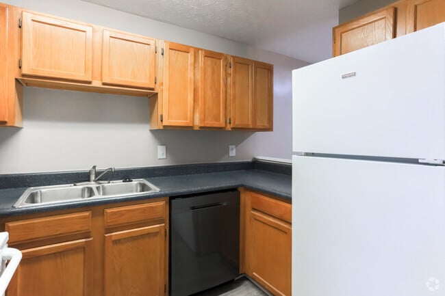 2BR, 1BA - 1,037SF - Kitchen