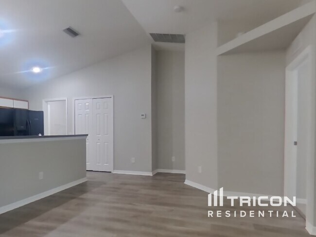 Photo - 308 116th St E