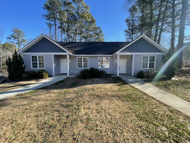 Building Photo - 2 bed 2 bath duplex