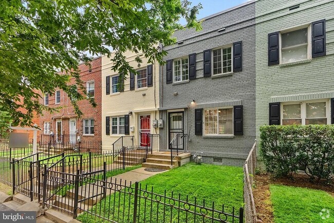 Building Photo - Sun-filled townhouse in a prime location