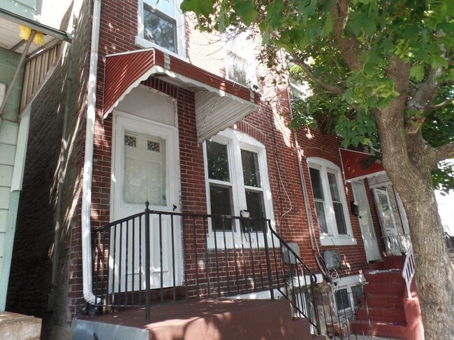 Building Photo - 2 Bedroom House Close to Transportation!