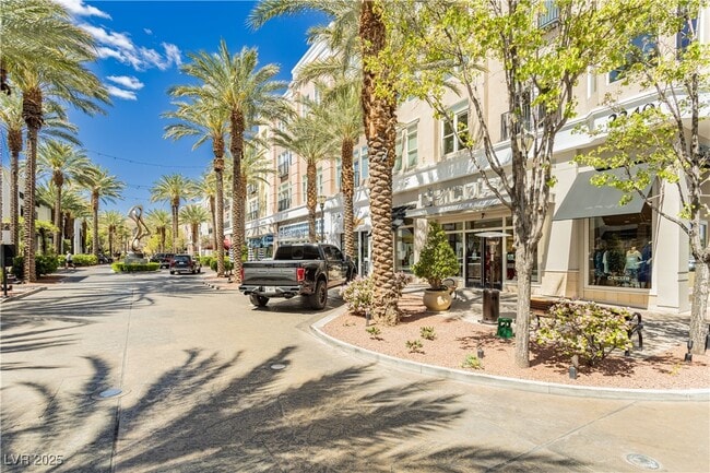 Building Photo - 2240 Village Walk Dr Unit 2205