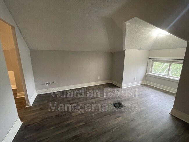 Photo - 339 Marks St N Unit Apt 3