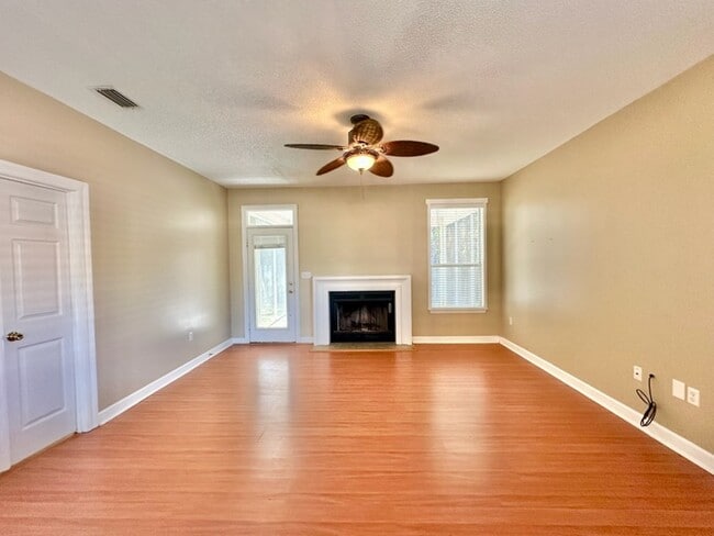 Photo - 302 Cll Escada