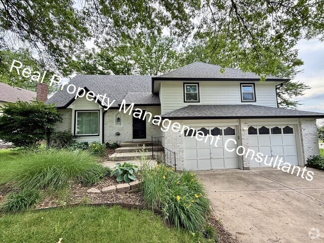 Building Photo - Spacious 4 Bedroom Home in Shawnee Mission!