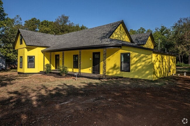 Building Photo - 731/735 8th Yellow Duplex Unit 731 8th NW Right Rental