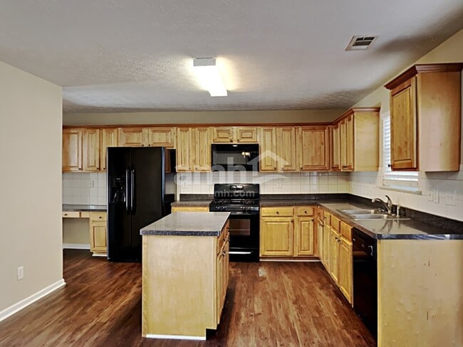 Photo - 2385 Braelin Loop