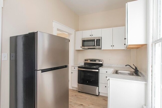 Photo - LOCATION! 1/1 Bed Bath Downtown!