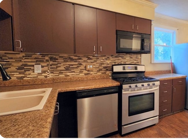 8 Riverside Ct