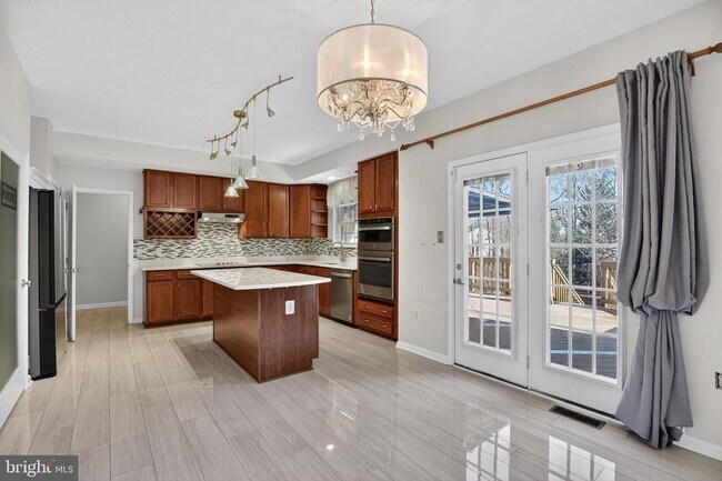 Photo - 2323 Springdale Ln