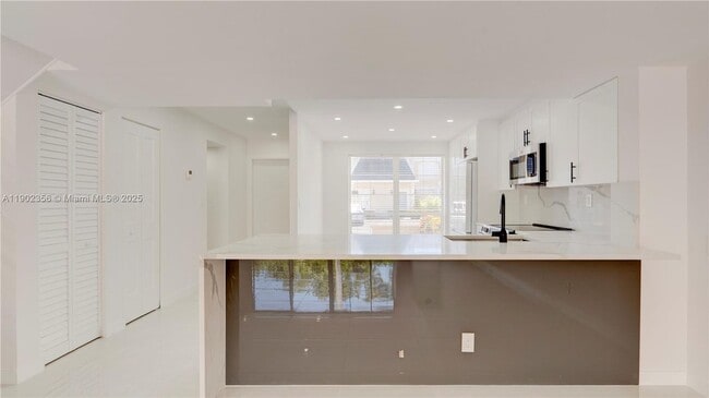 Photo - 933 NE 24th Ave