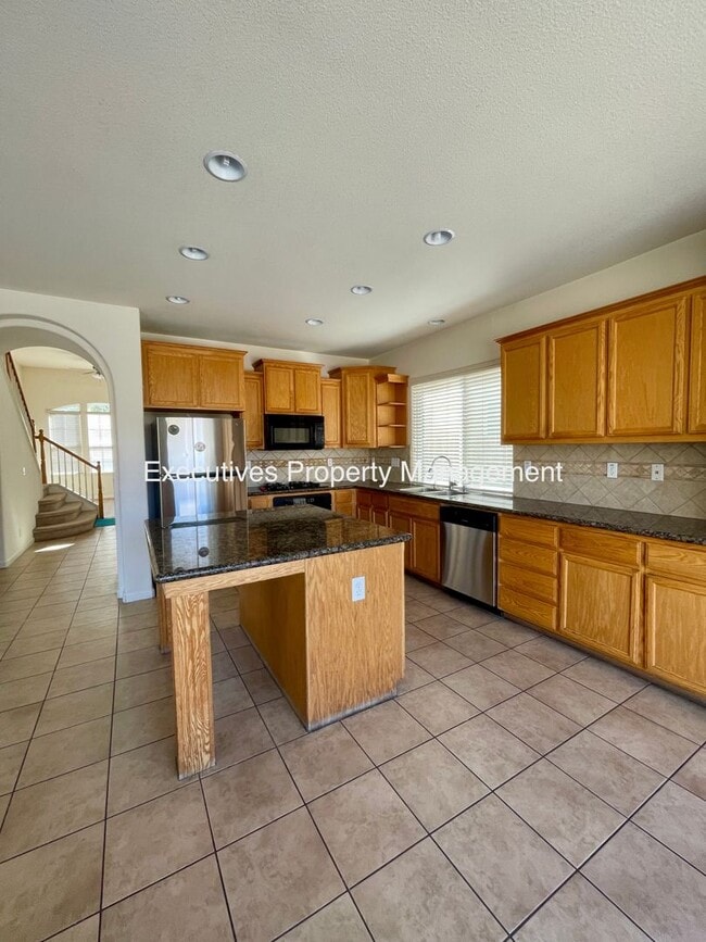 733 Round Hill Dr