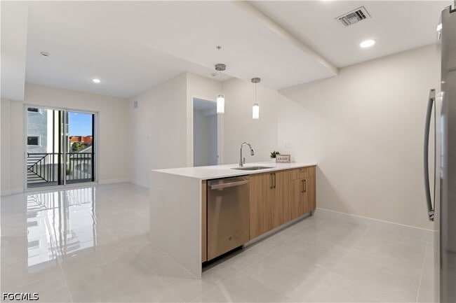 Building Photo - 26600 Rosewood Pointe Dr Unit B-101