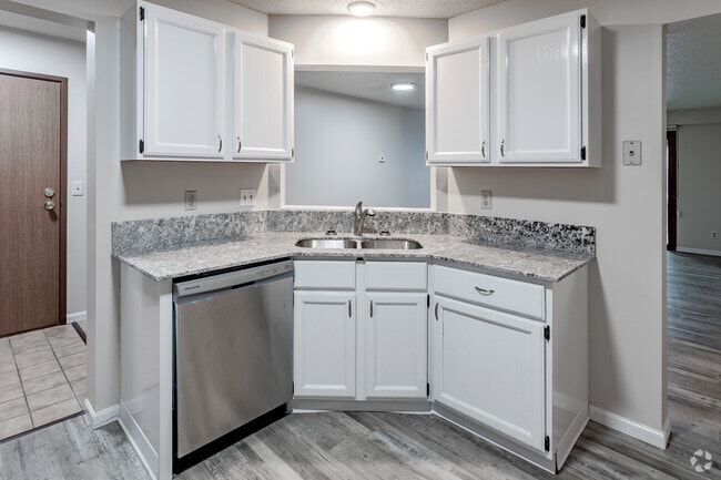 2BR, 1BA - 1000 SF