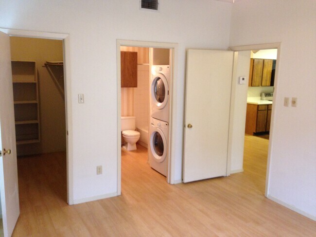 Bedroom - 114 E 31st St Unidad 214