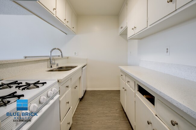 Building Photo - 17834 Burbank Blvd Unit 220