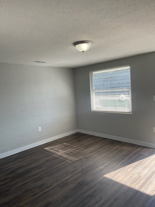 Photo - 415 12th St W