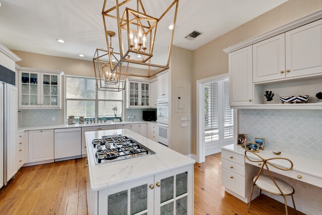 Photo - 121 Damfino St