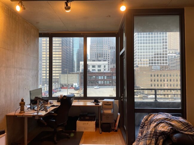 Living room - 235 W Van Buren St Unit 1717