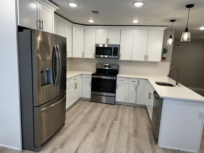 Building Photo - 2408 N Mascher St Unit 1