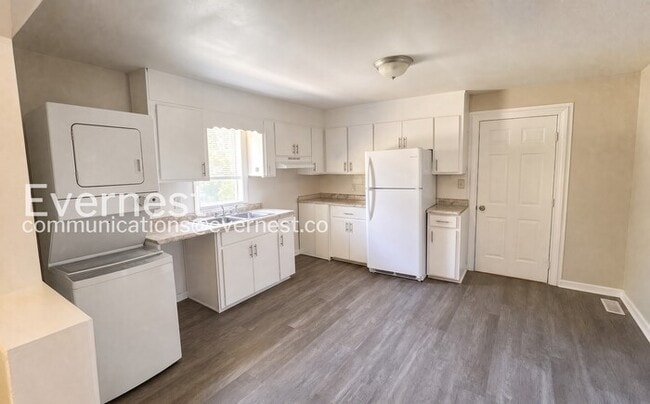 9609 Short St