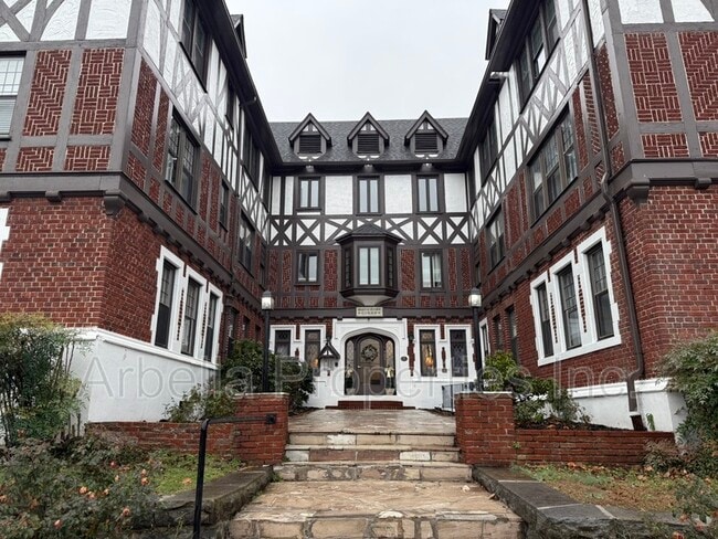 Building Photo - 701 W Locust St Unit Apt 38