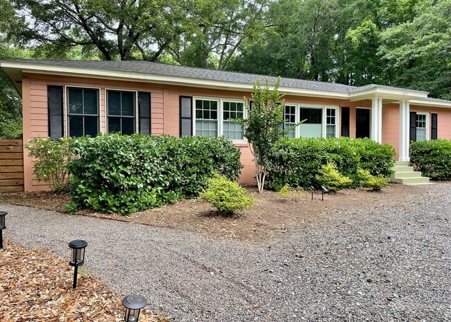Available now. WATER & SEWER INCLUDED! Go... - Available now.  WATER & SEWER INCLUDED! Go... House