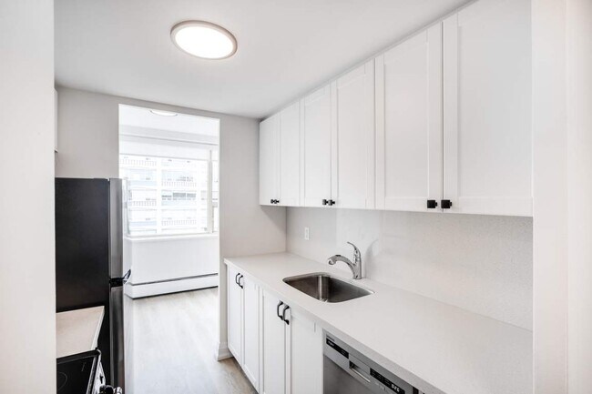 Photo - 250 St Clair Ave. W.