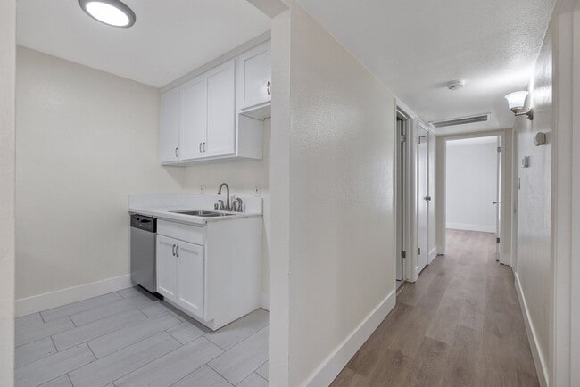 Photo - Downstairs 2 bed, 1 bath newly remolded unit coming soon!! Unidad 3549-2