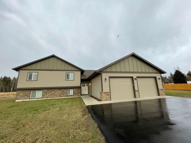 Building Photo - Beautiful Pet Friendly Home