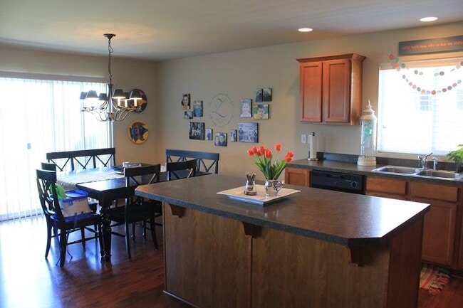 Beautiful open concept kitchen - 2803 Susie Ct