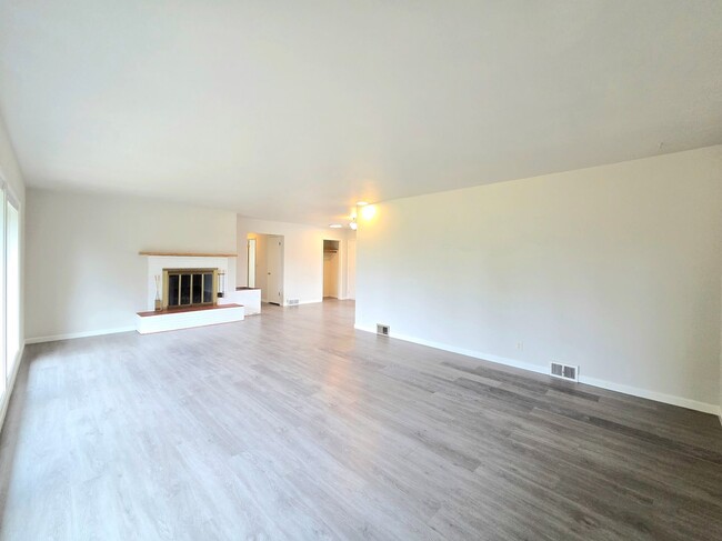 Photo - 4 Bed, 2 Bath -- Newly Renovated -- Home on Wenatchee Golf & Country Club's 16th Fairway**