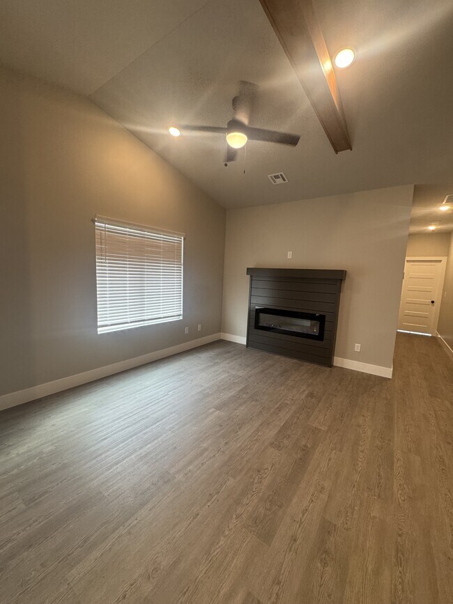 Photo - 435 W 3rd St