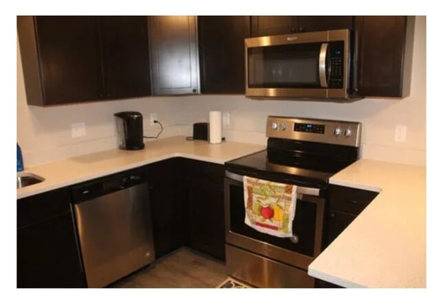 Photo - 84 Curtice St E