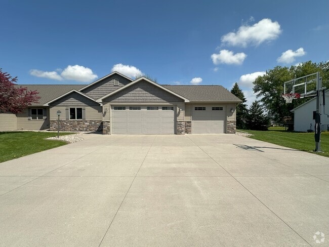 Building Photo - W6936 Maple Terrace Rd Rental