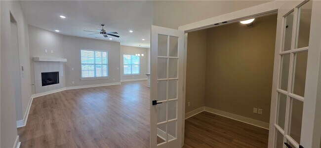 Photo - 881 Pinnacle St