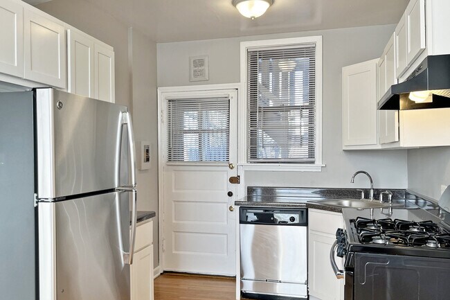 10N - 902-910 N. Austin Blvd. and 4-10 Iowa St.