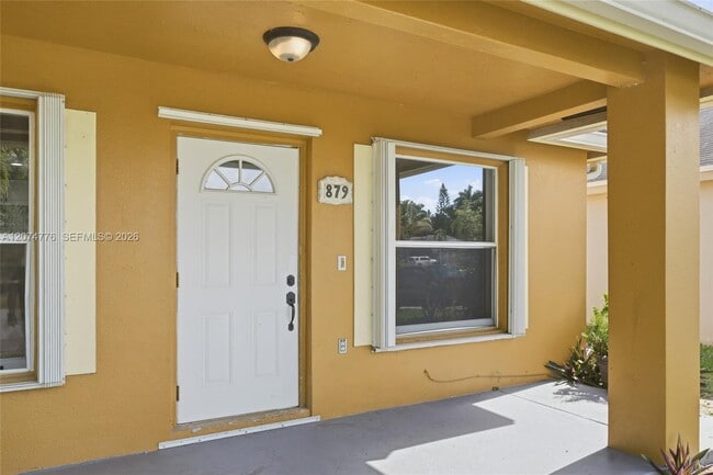879 SW 10th St