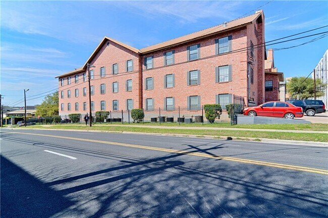 Building Photo - 2401 Leon St Unit 104 Rental