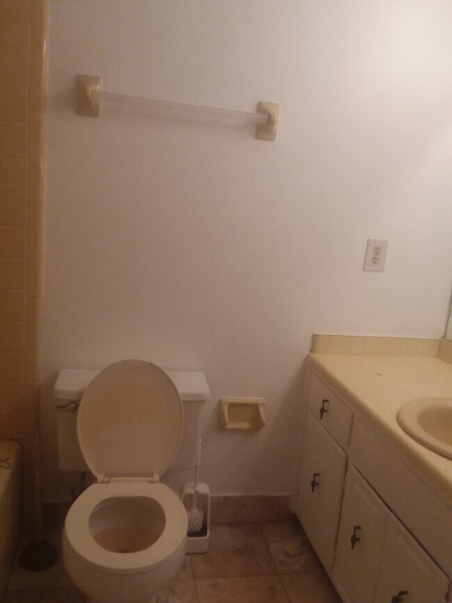 Full bathroom - 3233 Wesley Chapel Rd Casa