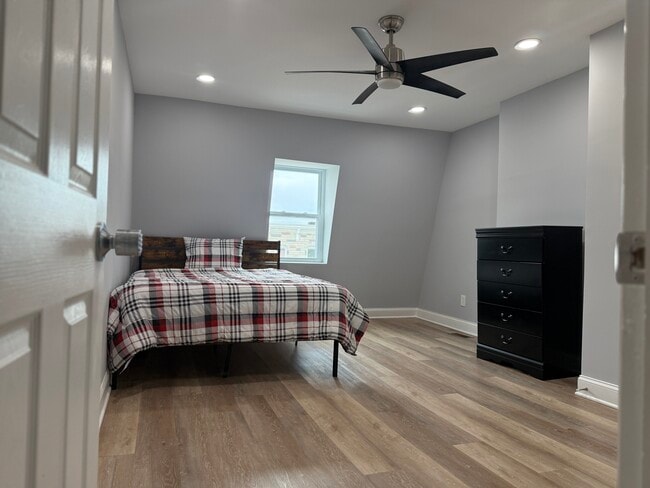 Building Photo - 2323 Barclay St Unit 3