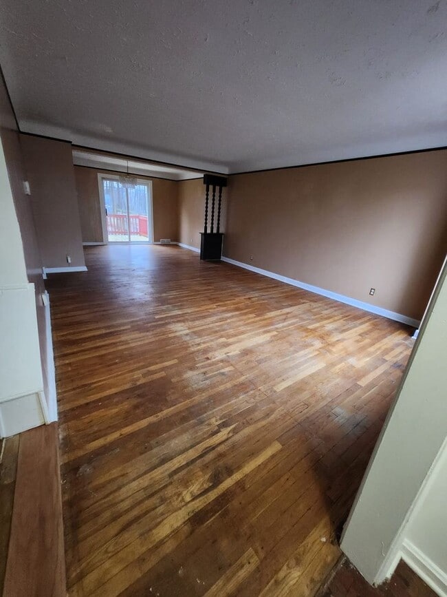 Photo - 2005 Hilton Rd