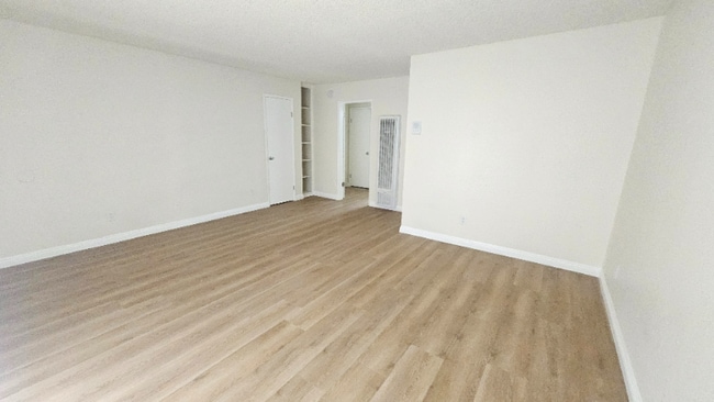 Photo - 18312 Collins St Apartamento Unidad 117