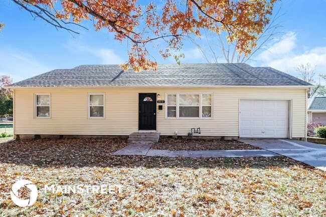 Building Photo - 403 E 9th St