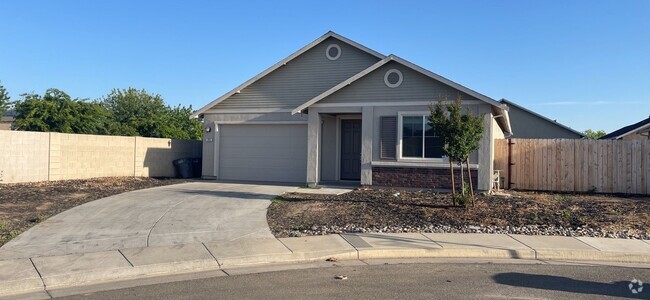 Building Photo - 4bd 2ba Home is located in the Desirable N...