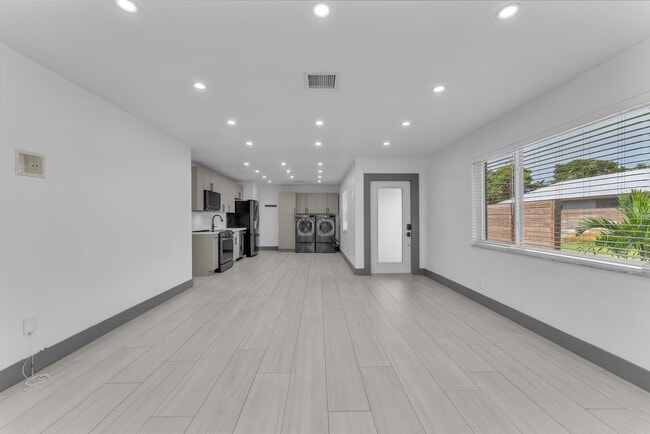 Building Photo - 48 SW 13th St Unit 48 Rental