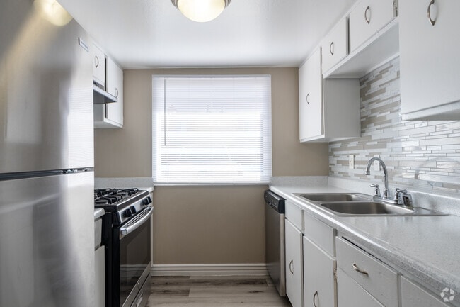 2BR, 1.5BA - 940SF - Kitchen