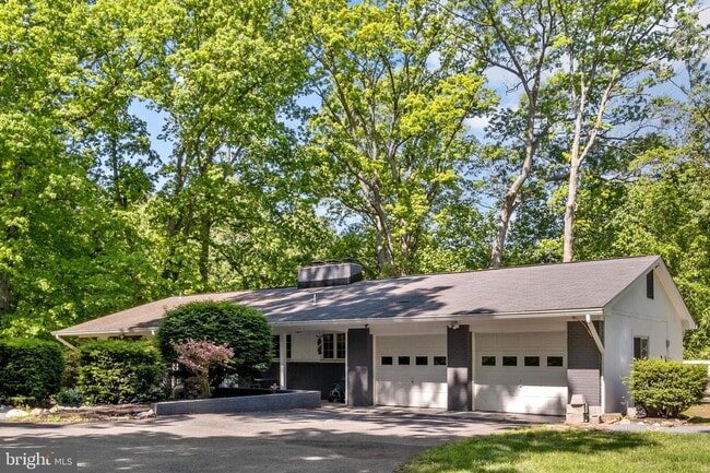 Building Photo - Spacious Single-Family Home with Flexible Living Spaces