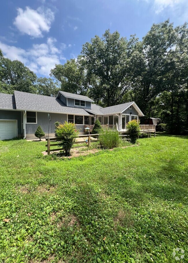 Building Photo - 3 bedroom/3 bathroom house/2 car garage